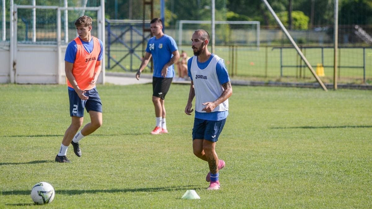A csapatkapitány Karácsony Dávid (jobbra) az FC Hatvan házi gólkirályként zárta az idényt és kezdte az edzéseket Archív fotó