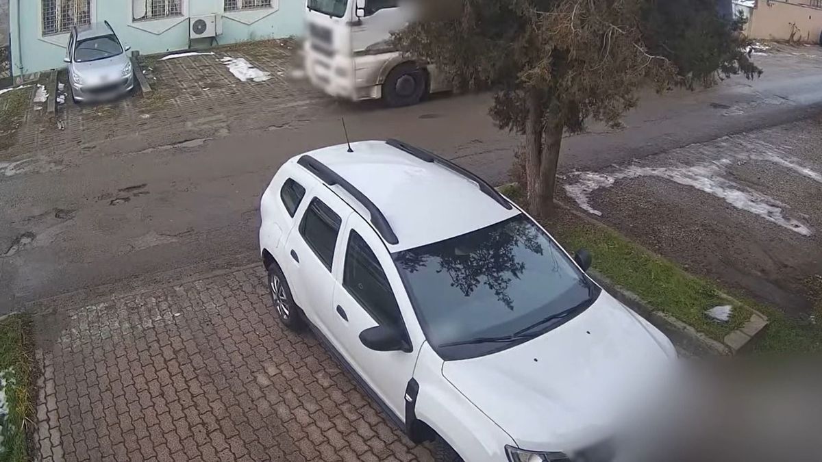 Elszabadult egy kamion Egerben! Letarolta, ami az útjába került + videó