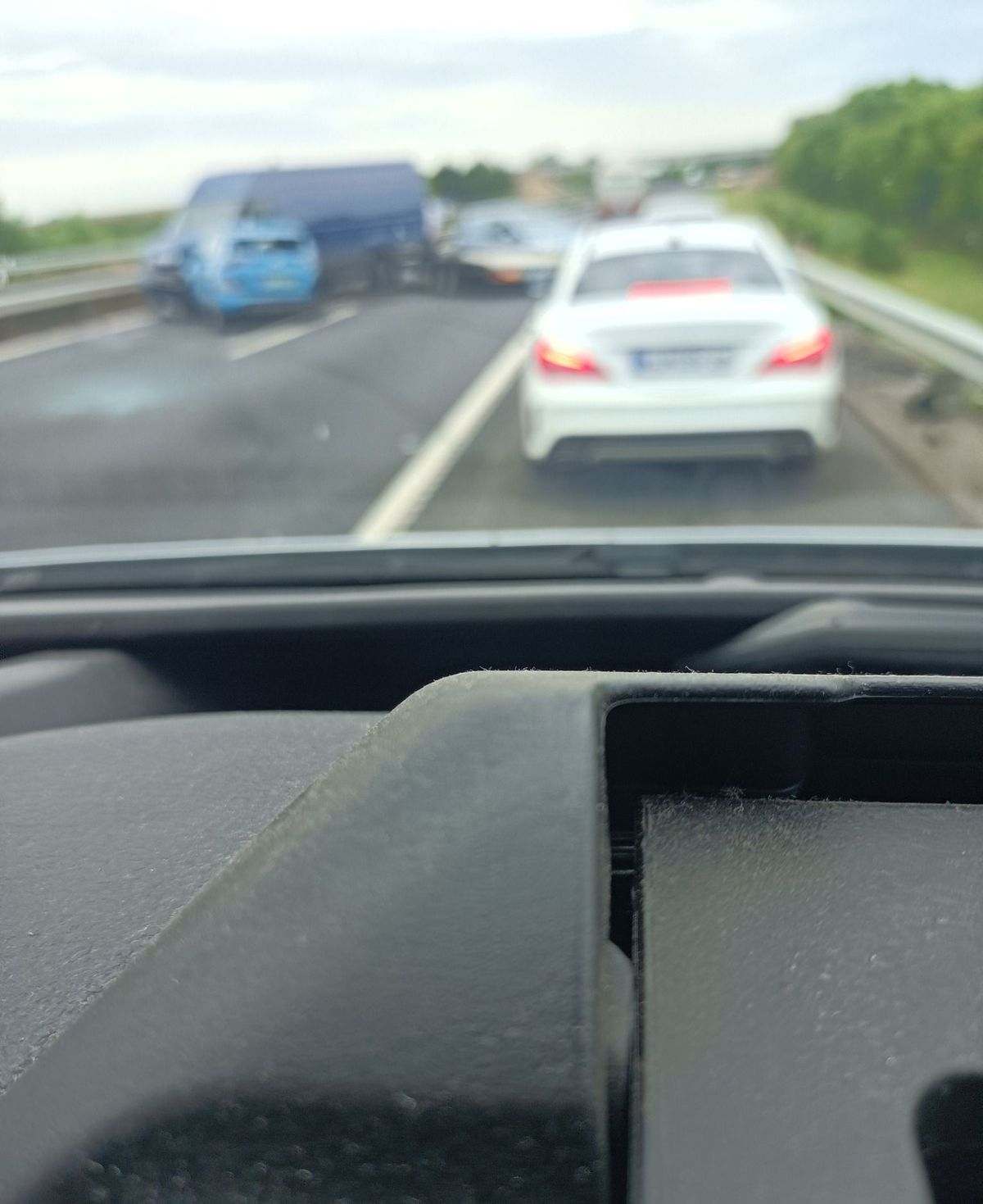 Tömegbaleset okozott teljes pályazárat az M3-as autópályán.
