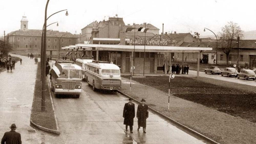 A gyöngyösi buszpályaudvar 1960-ban, az elkészülte évében