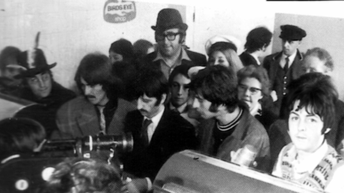 "Az összes újságban ott állsz Paul meg a többiek mellett" - az első sorban Paul McCartney (jobbról), Leslie Cavendish, Ringo Starr, George Harrison, John Lennon