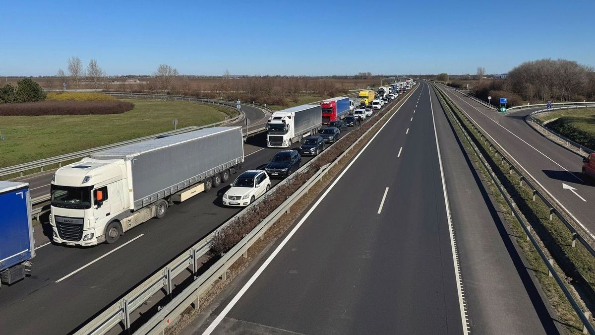 Két autó ütközött egymással az M3-as autópályán szerda este.