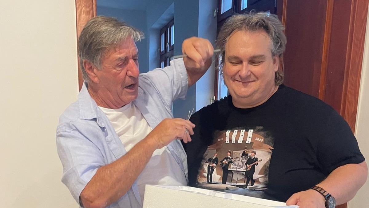 Az egri Beatles múzeumban Leslie a legendás ollóval a múzeum tulajdonosa, Peterdi Gábor haját nyírja
