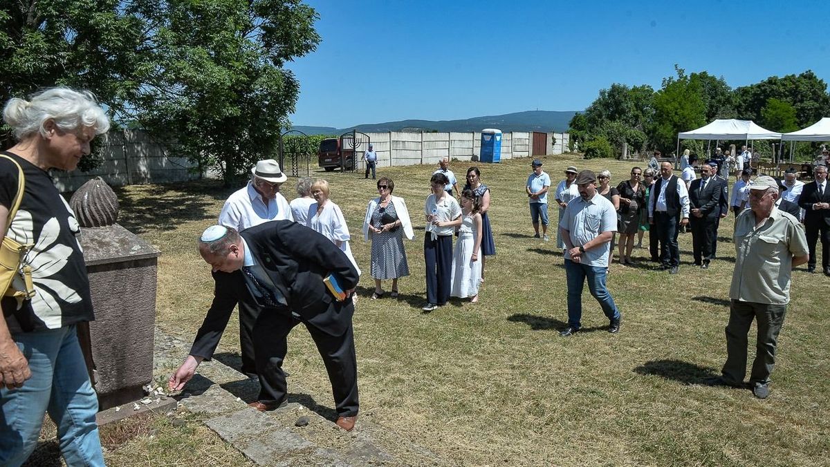 A résztvevők az emlékezés köveit helyezték el a holokauszt-emlékműnél