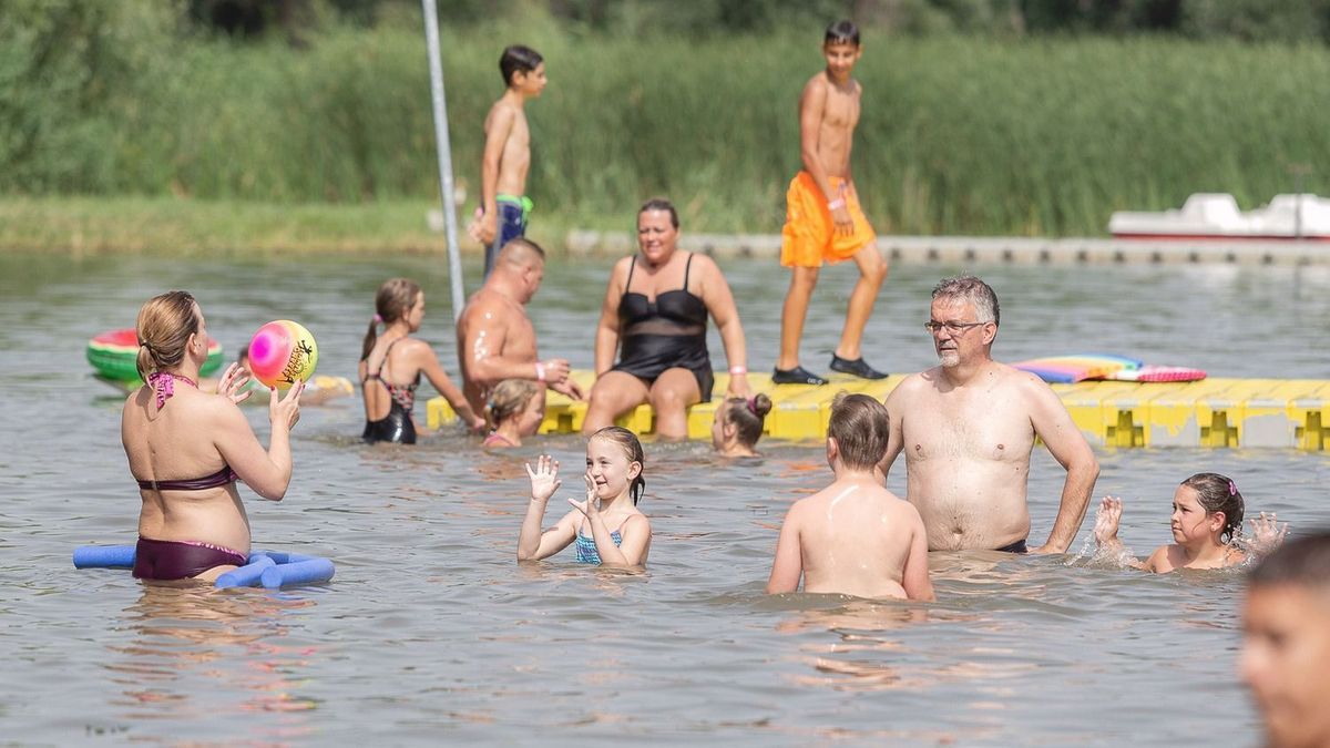 Egyelőre nem lehet fürdeni a Tiszanána-Dinnyésháti strandon Fotó: Huszár Márk