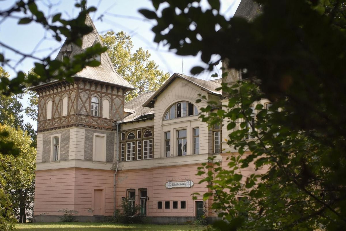 Kigyulladt a hatvani Kristály Kastély. Az üresen álló épület egykor szebb napokat látott.