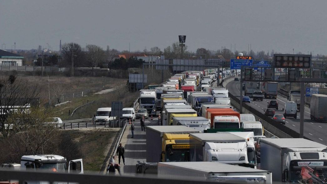 Több kilométeres a torlódás az M3-ason