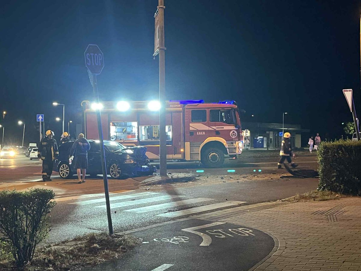 Autóbaleset történt Egerben a négysávoson.