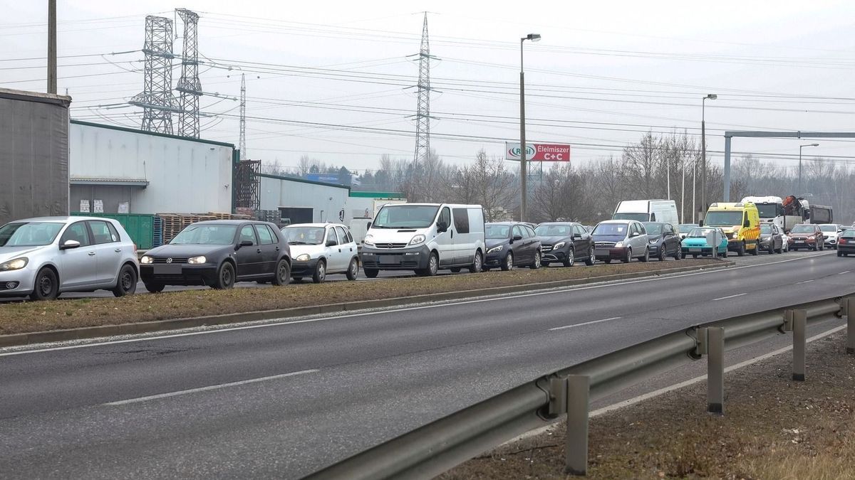 Kisbusz ütközött kamionnal az M3-ason