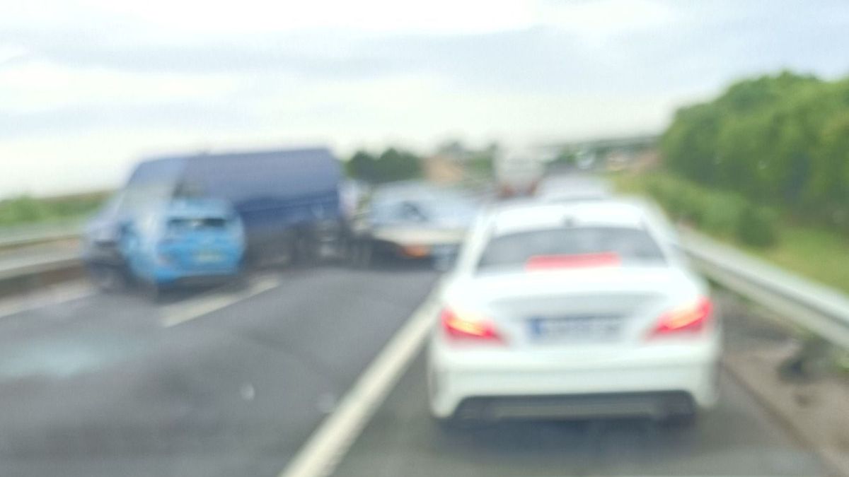 Több jármű karambolozott, lezárták az M3-ast!