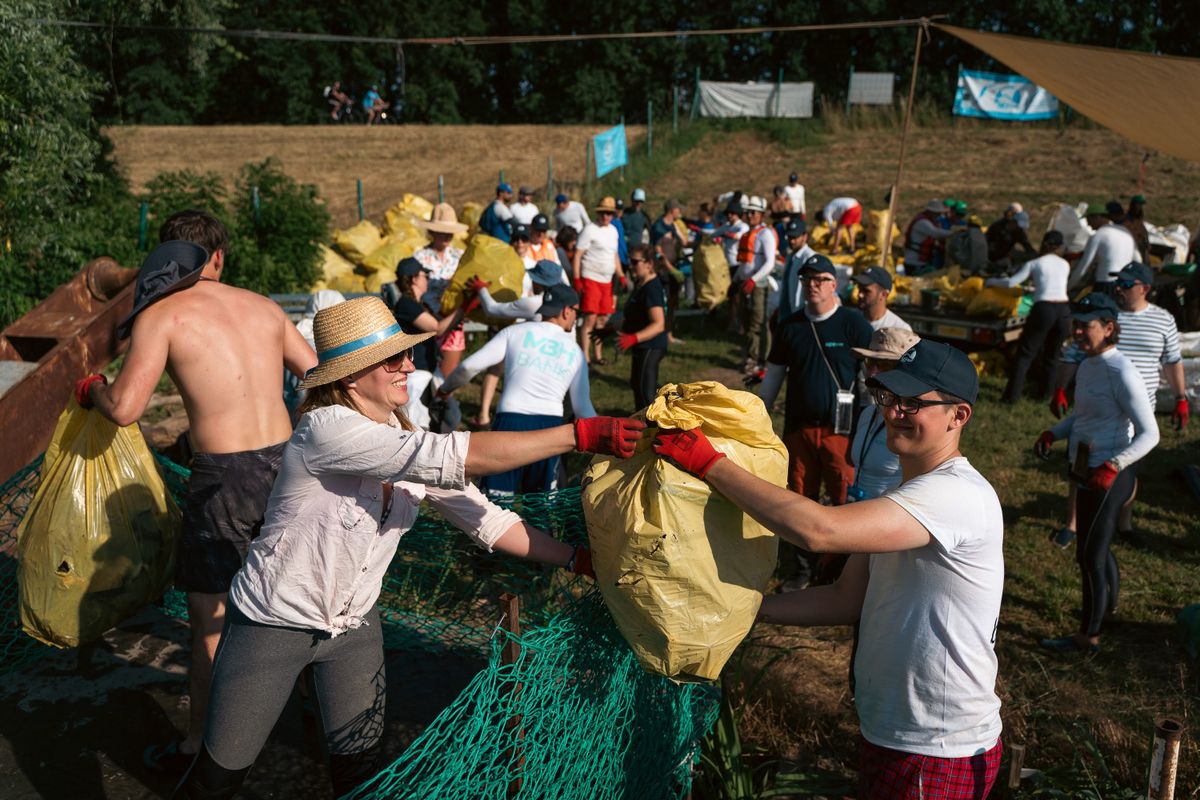 Élőláncban adták tovább a szemetet Fotó: Varga Péter