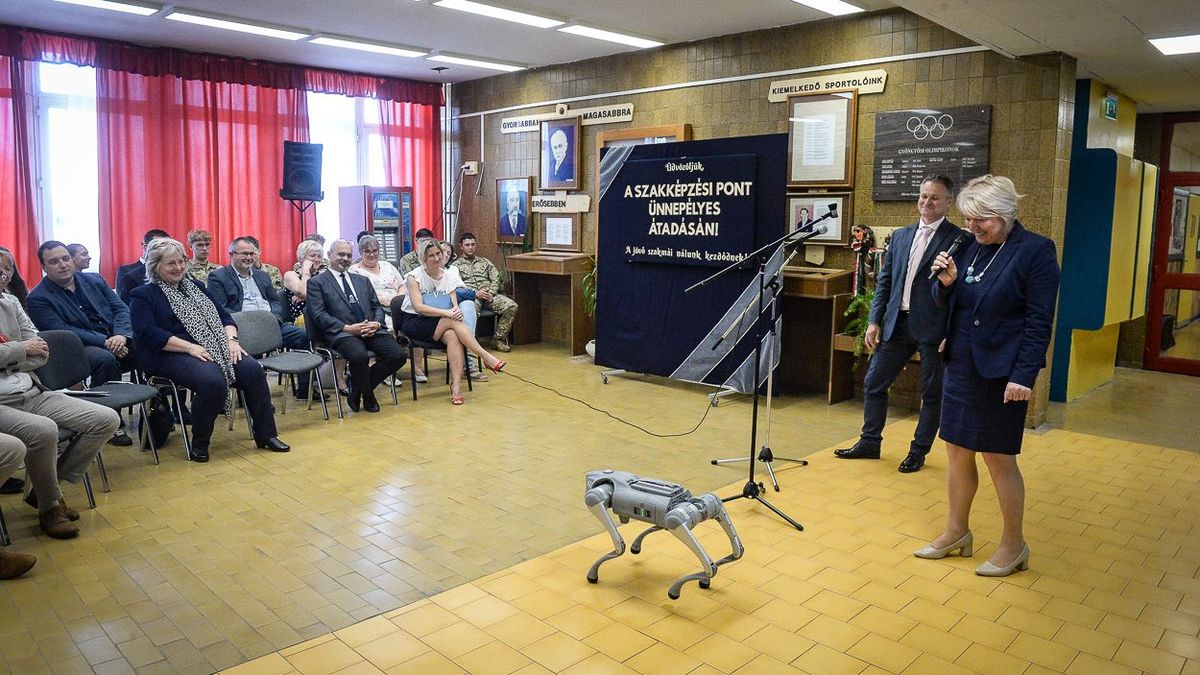 Milibák-Veres Erika a robotkutyával ismerteti meg az avatóünnepség közönségét