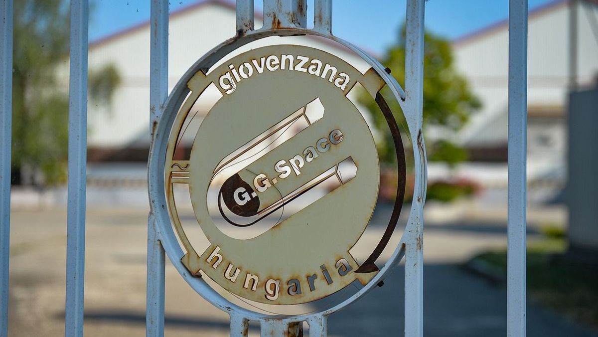 Tömeges elbocsátások előtt? - A gyöngyöstarjáni telephely zárt kapuja nem sok jót sejtet