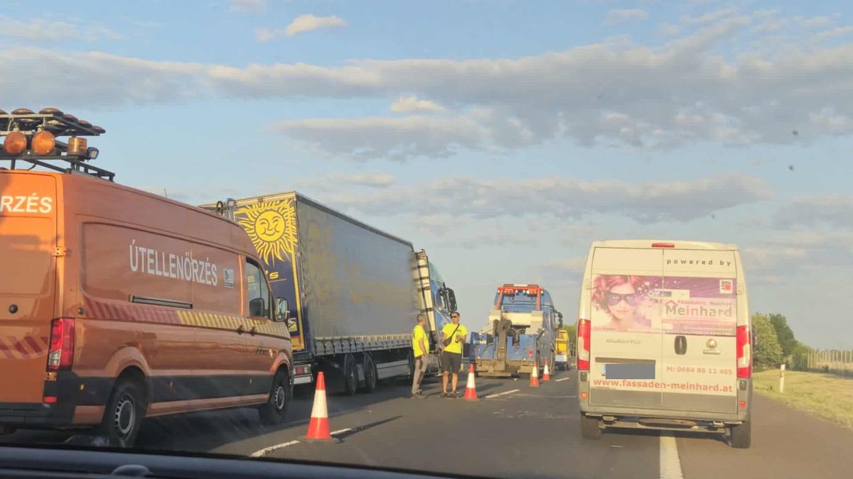 Helyszíni fotókon az M3-ason történt súlyos baleset