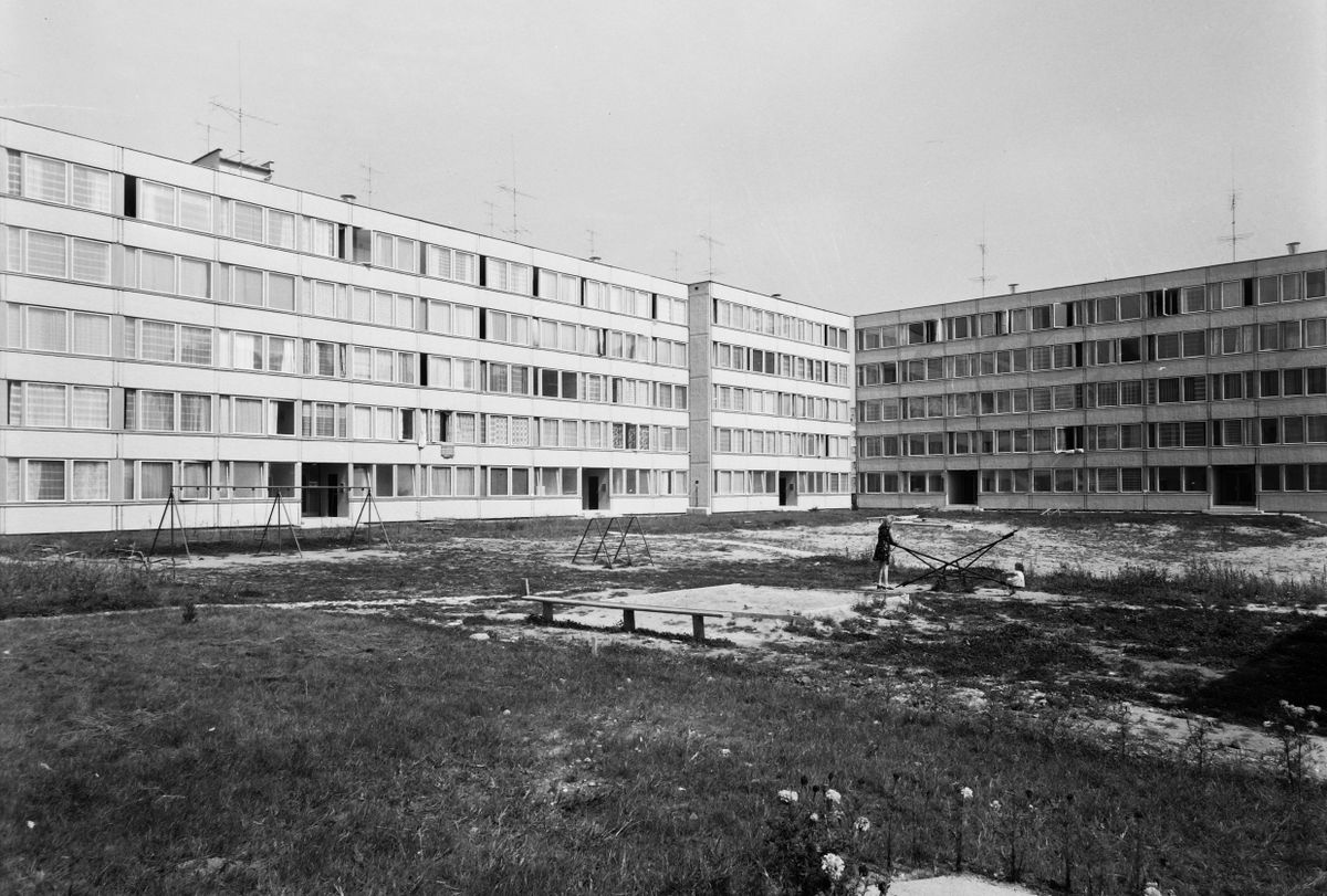 Játszótér és panelház a Csebokszári lakótelepen