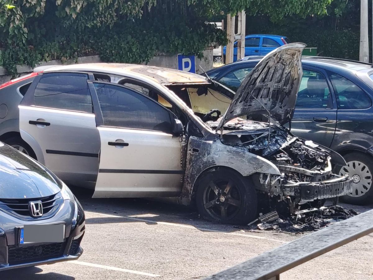 Szombaton kigyulladt egy autó Egerben a Leányka úton.