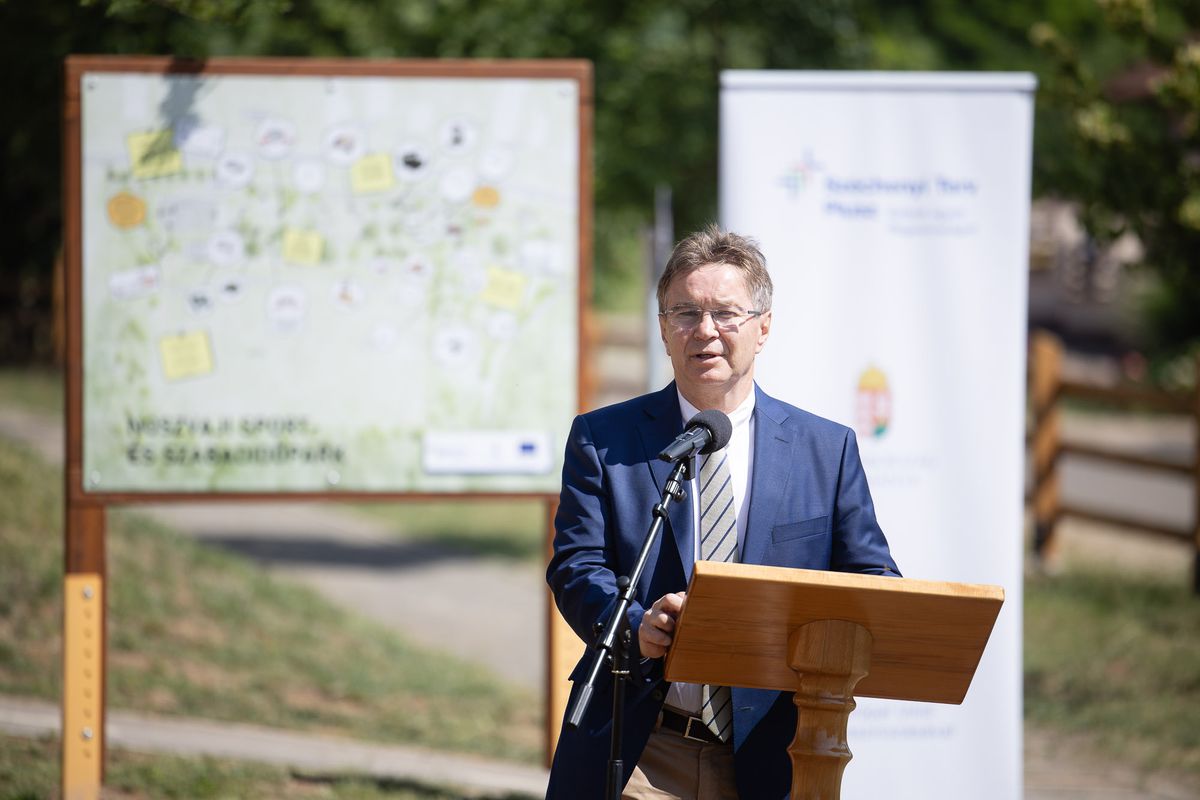 Dr. Pajtók Gábor, Eger és térsége országgyűlési képviselője méltatta a munkát, ami Noszvajon zajlik Forrás: Huszár Márk/heol.hu