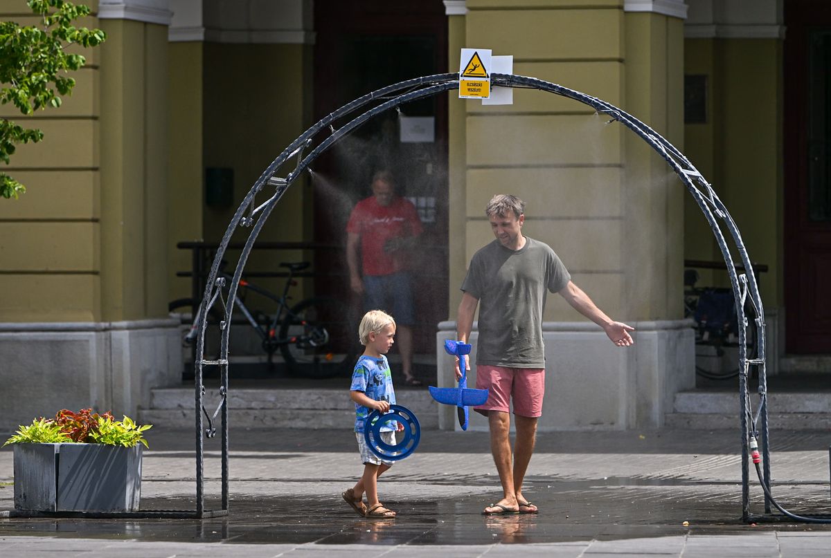 A hőségriasztás már életbe lépett. Van, aki párakapu alatt frissül fel Fotó: Gal Gabor/heol.hu