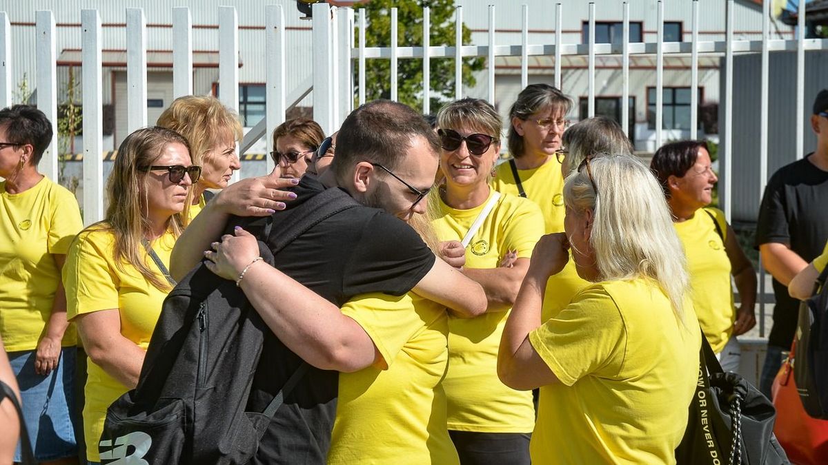 Kirúgott dolgozók demonstráltak a hevesi községben - a bérükért és a méltóságukért harcolnak