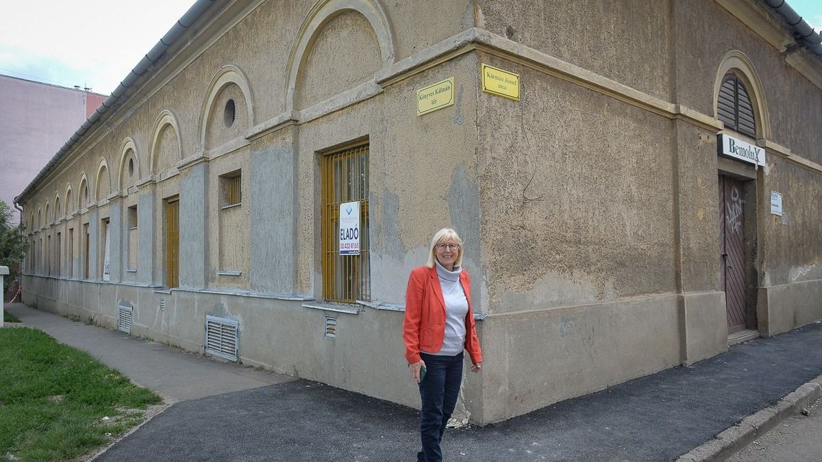 Csépány Erzsébet a gyöngyösi városképhez évszázadok óta hozzátartozó épület előtt - jobbra az egykori bormintabolt bejárata