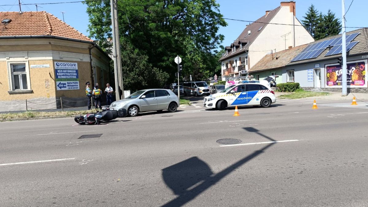 Baleset Eger belvárosában: motoros sérült meg + fotók a helyszínről