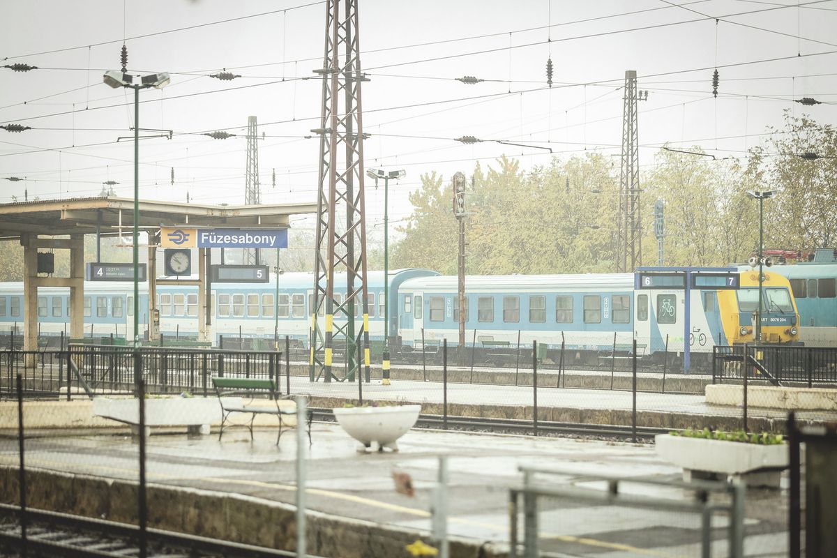 Már egy órája áll a vonat Füzesabonyban, a rendőrök intézkednek