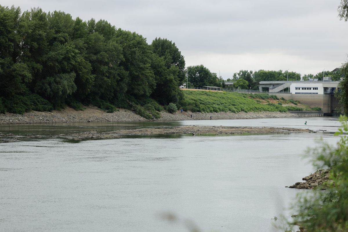 Alacsony a Tisza vízszintje. Kilátszanak a Tiszából a meder magasabb részei Kiskörénél Fotó: Huszár Márk/heol.hu