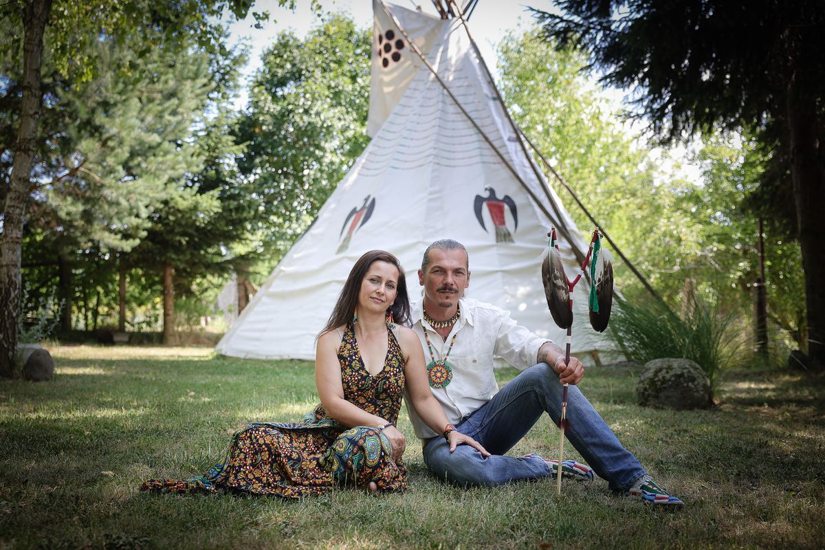 A siroki indián és mandalafestő felesége különböző kultúrában találták meg a fejlődés útját
