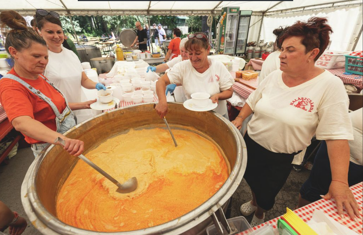 A halászlé titkos recept alapján fő Tiszacsegén Forrás: haon.hu/Czinege Melinda
