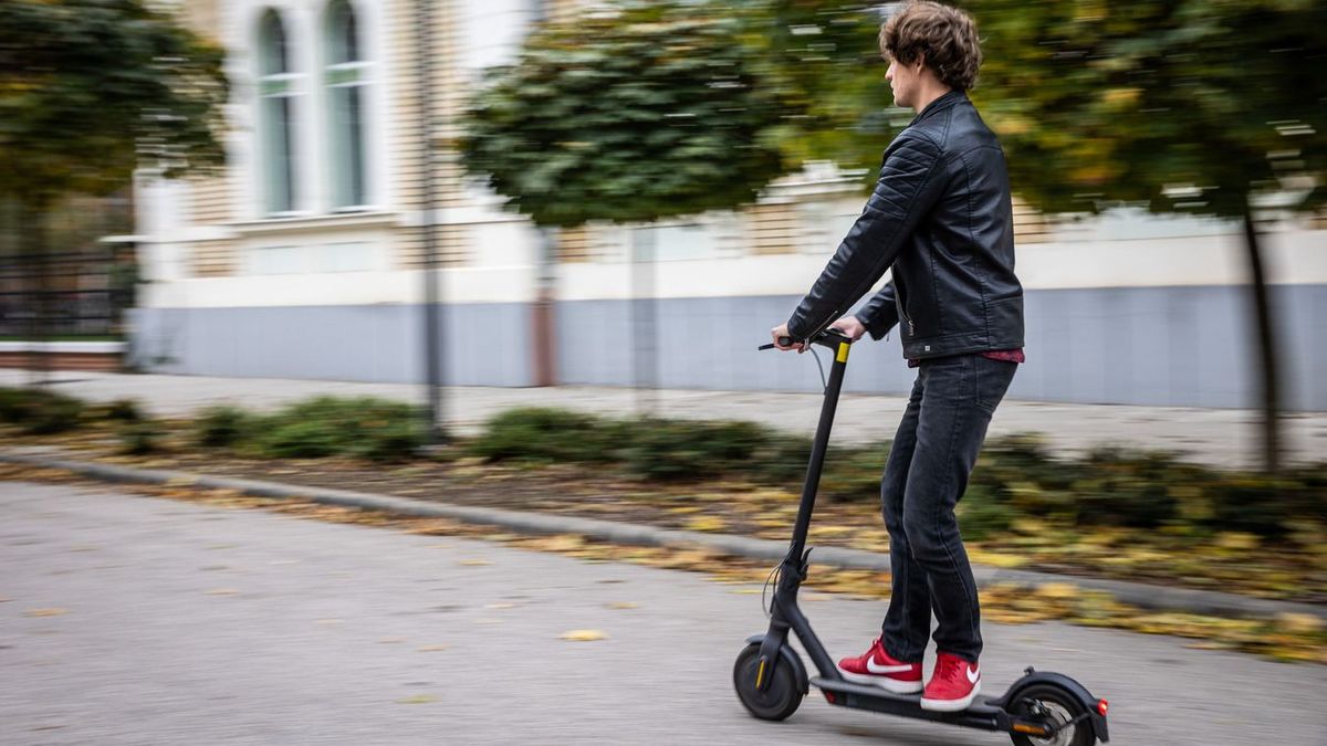 Autósoktatót kérdeztünk, hogyan kerülhetjük sofőrként a rolleres baleseteket