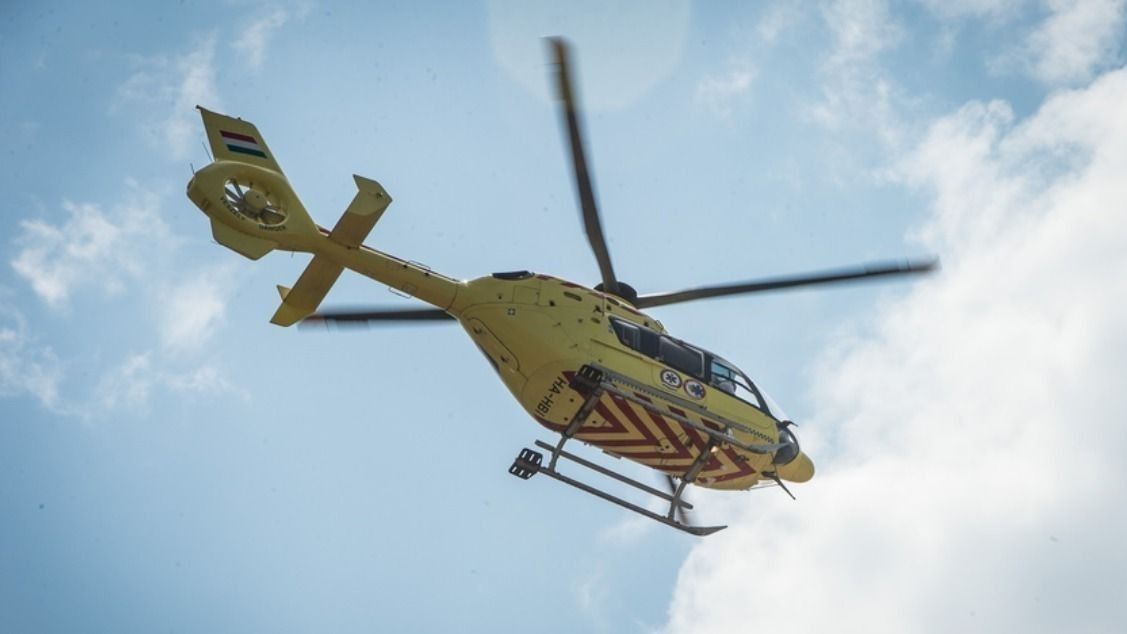 Mentőhelikopter érkezett a vonatgázolás helyszínére (Illusztráció)