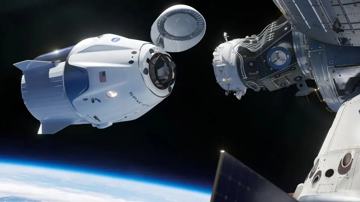 A Crew Dragon űrkapszula lecsatlakozása a Nemzetközi Űrállomásról, Kapu Tibor megkezdte visszatérését a Földre (illusztráció).