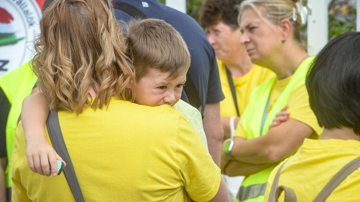 A tömeges elbocsátások miatt demonstrálnak a gyöngyöstarjáni dolgozók, szomorú családok és reménytelenség.