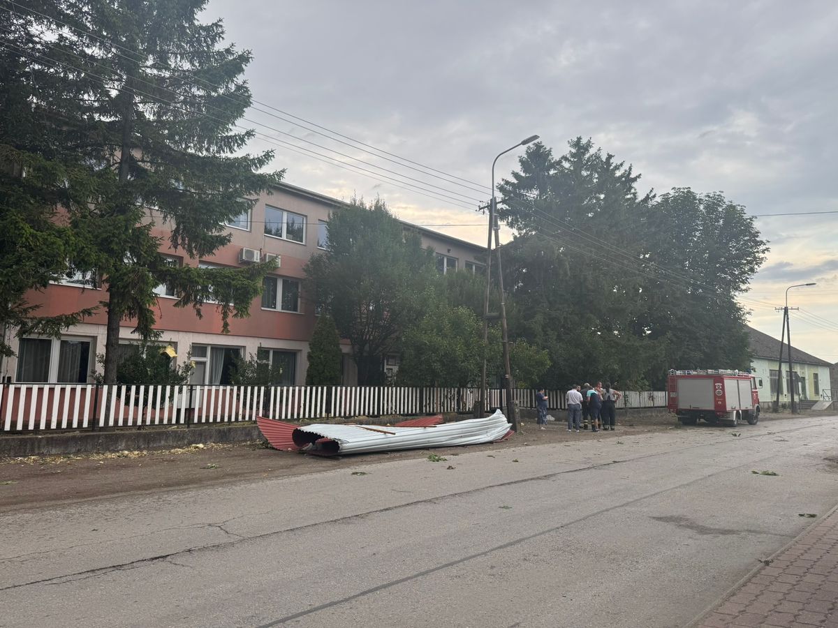 A mezőtárkányi iskola is viharkárt szenvedett, a tető negyedét levitte a szél