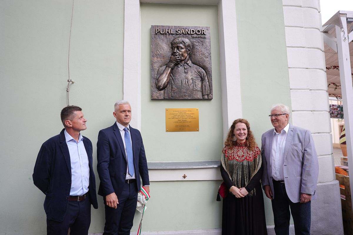 Puhl Sándor domborművét kollégánk, Bódi Csaba újságíró, ötletgazda, Farkas Ádám, az MLSZ Heves megyei igazgatója, Rostás Bea Piros szobrászművész, Berzi Sándor, az MLSZ korábbi főtitkára leplezték le