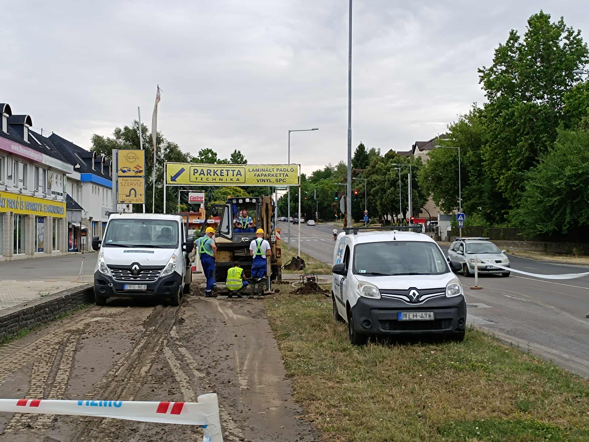 A csőtörést egy hatvanas években lefektetett azbesztcement cső okozta