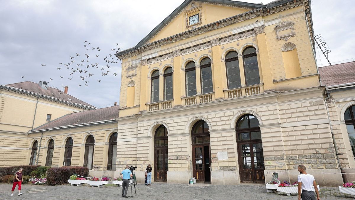Füzesabony vasútállomása előtt mentőhelikopter szállt le Fotó: Huszár Márk