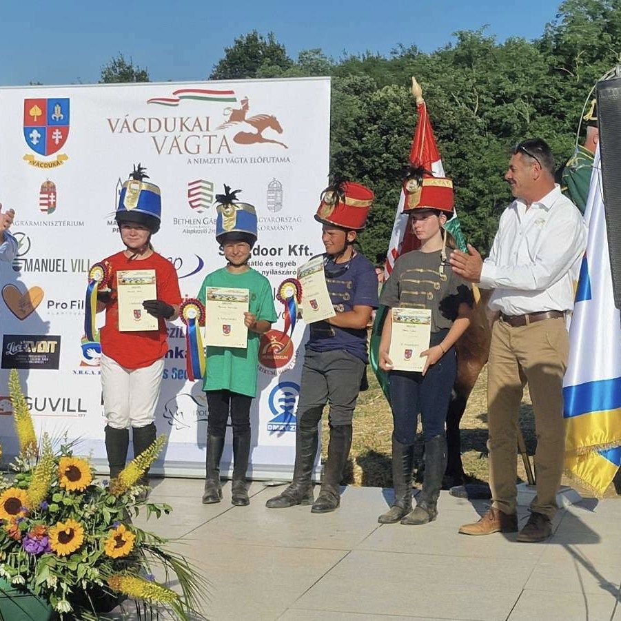 A Nemzeti Vágta vácdukai elővágtáján a huszárgyerekek között a szilvásváradi színeket képviselő Penzer Kamilla (zöldben) második lett és bejutott az októberi döntőbe