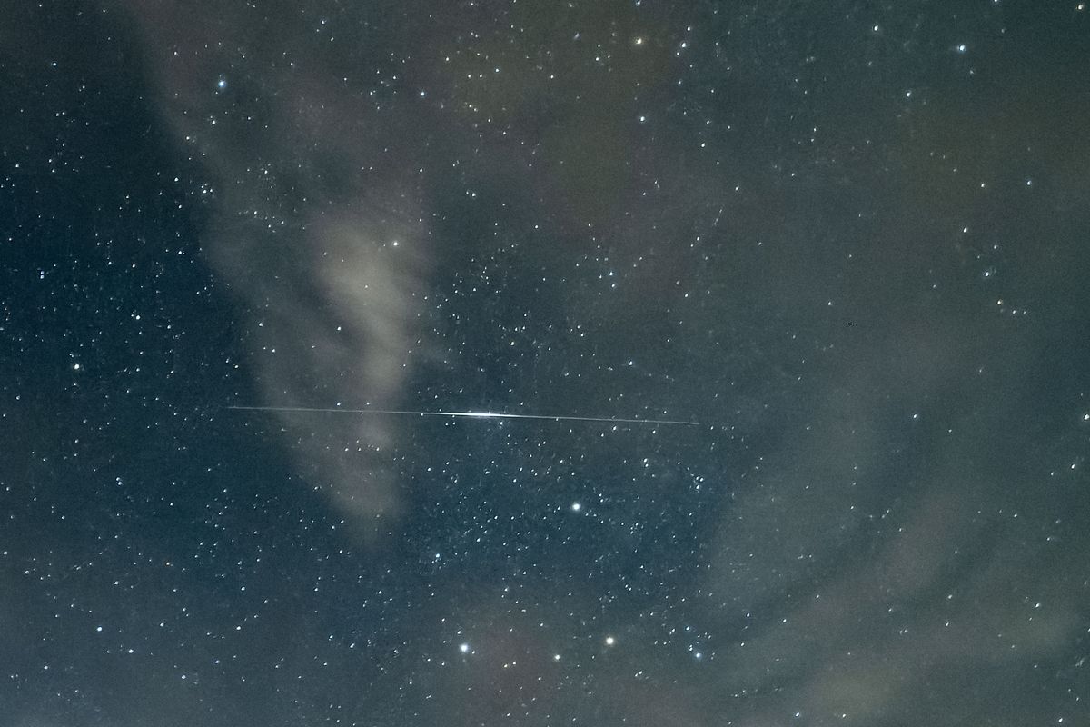 Az Axiom-4 küldetés tagjait, SpaceX Dragon űrkapszula látszik Salgótarján közeléból fotózva 2025. július 14-én éjjel. A hosszú expozíciós idővel készült képen az űreszköz mozgása fényes szakaszként látható.