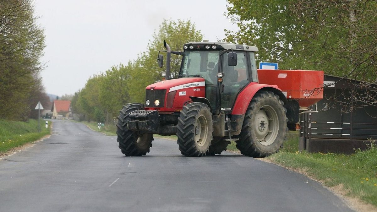 Hordágyon vitték el, miután egy traktor alá szorult a lába