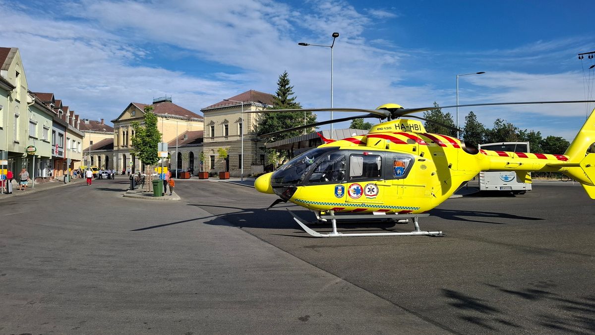 Mentőhelikopter érkezett egy szülő nőhöz a Füzesabonyi állomásra.