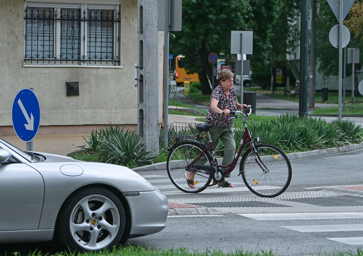 A kerékpáros közlekedés körülményeinek javítását szolgálják a bicikliutak. Szalók felé például öt éve épült meg a bringaút