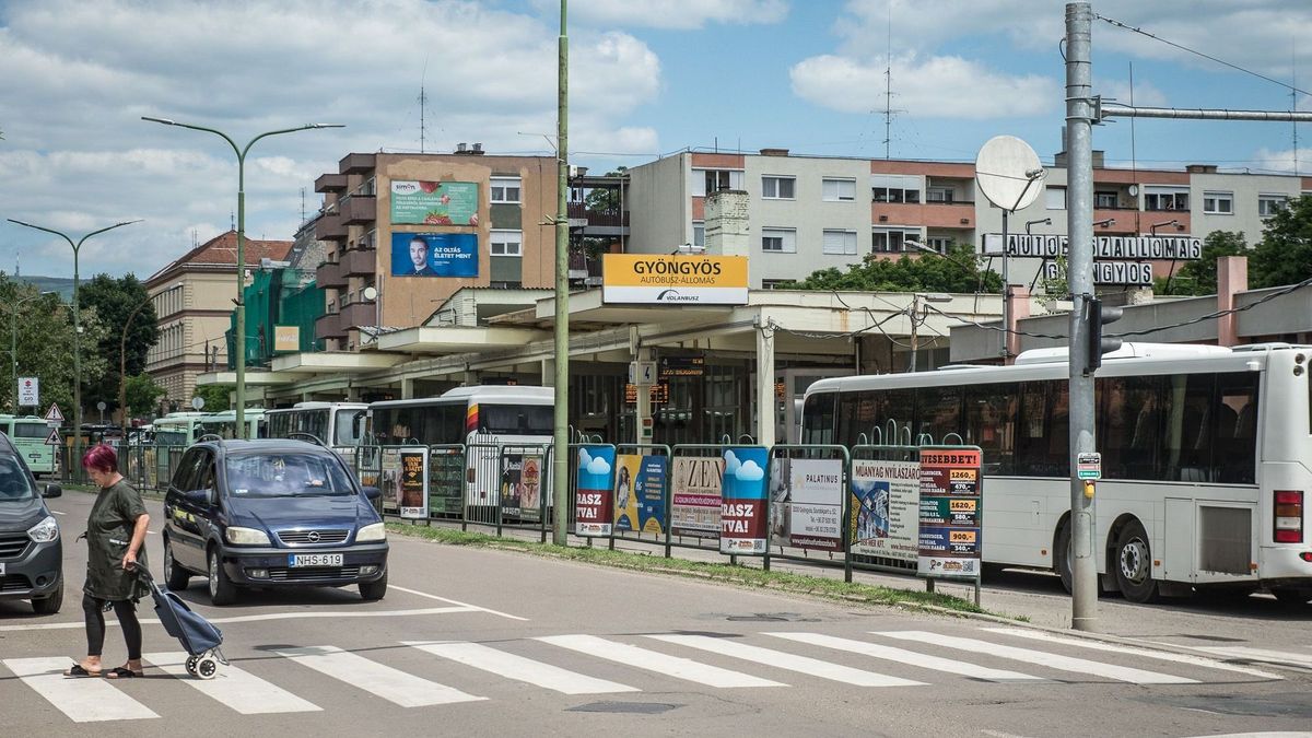 Kétségbeesett édesanya kér védelmet gyermekeinek a gyöngyösi buszpályaudvaron
