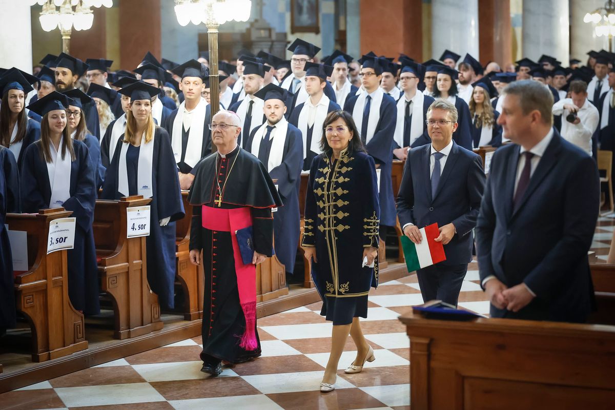 Dr. Ternyák Csaba, dr. Pajtókné dr. Tari ilona és Hankó Balázs a bazilikában az egri egyetem diplomaosztóján Fotó: Nemes Robert/heol.hu