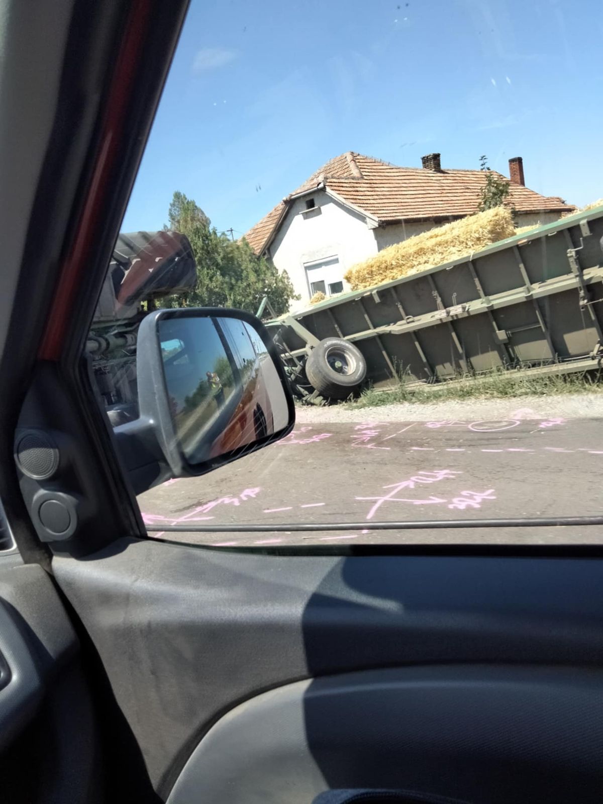 Felborult egy szalmabálás traktor Hevesnél 