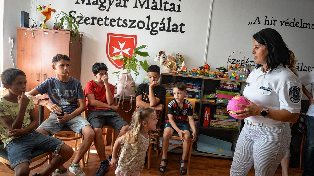 Drogprevenció Gyöngyöspatán - dr. Berndt-Iványi Judit játékosan ismerteti a gyerekekkel a drog veszélyeit