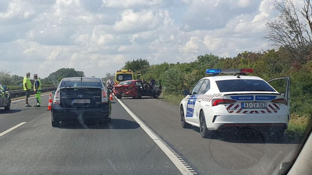 Helyszíni fotók az M3-ason történt hármas karambolról