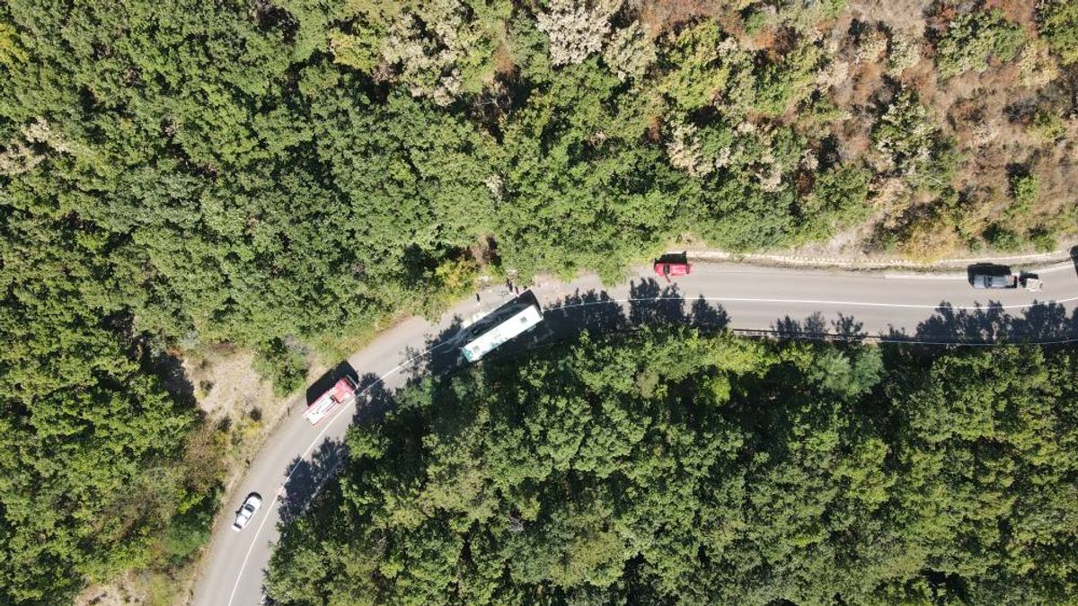 Fotók érkeztek a mátrai buszbalesetről: kilencen megsérültek, útzár a 24-esen