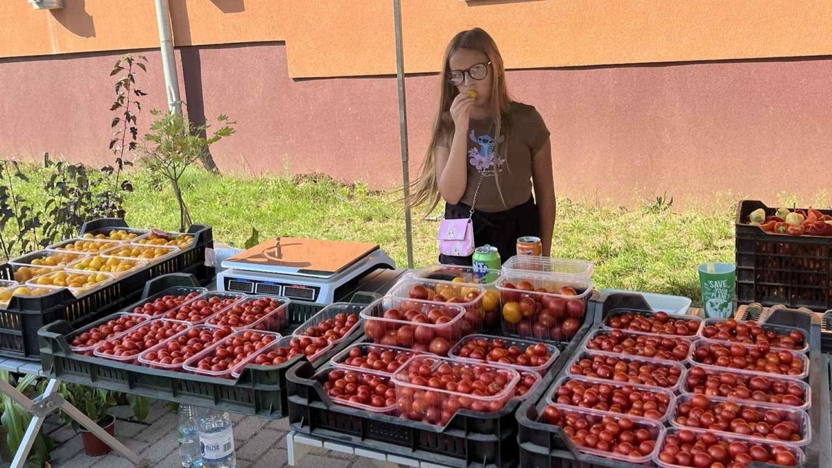 Káli Boglárka lánya is besegít a szüleinek a piacon az árusításba