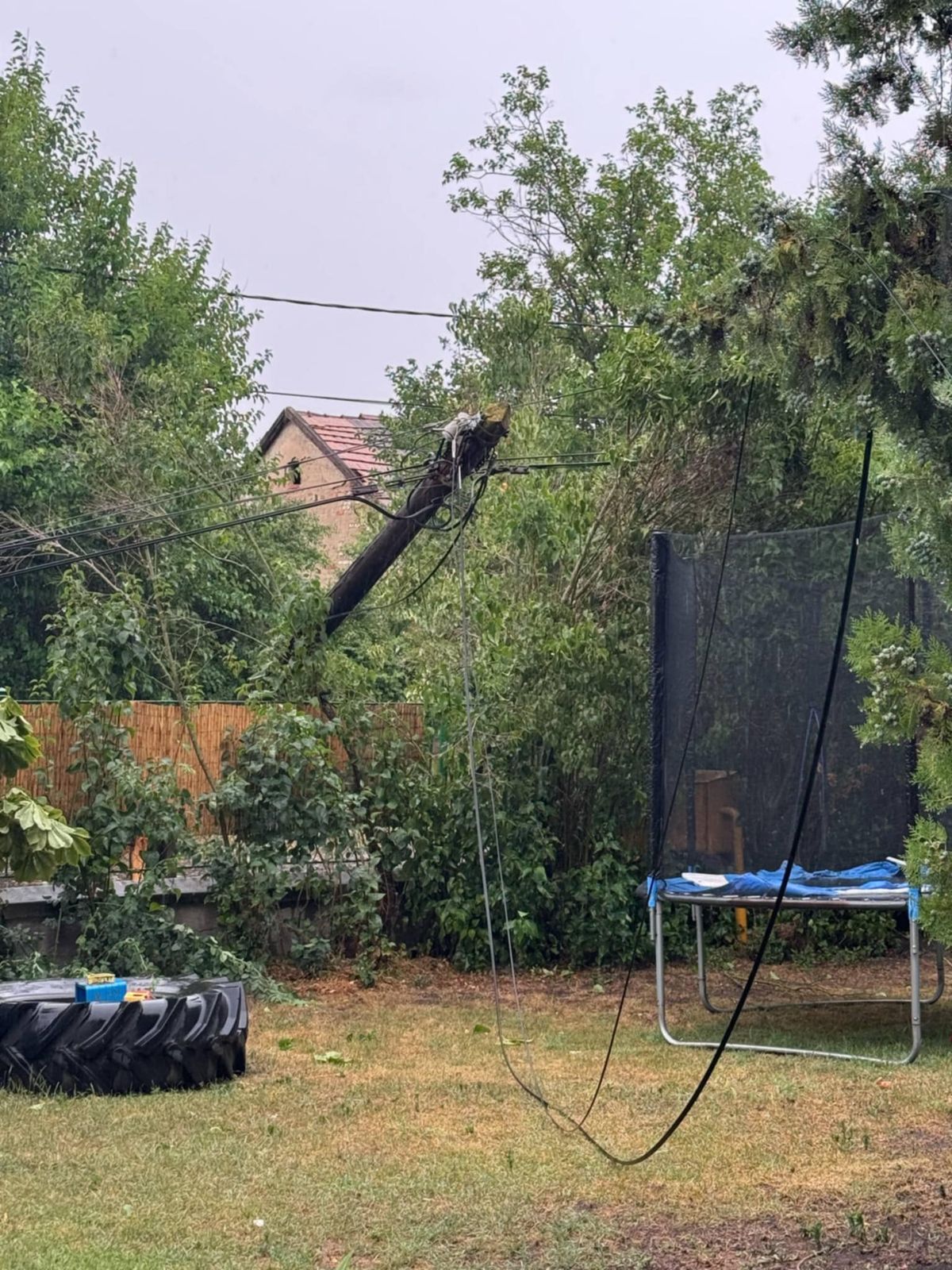 A július elejei vihar miatt Feldebrőn és több másik településen kidőlt villanyoszlopok, leszakadt vezetékek miatt több helyen nem volt áram Fotó: MW